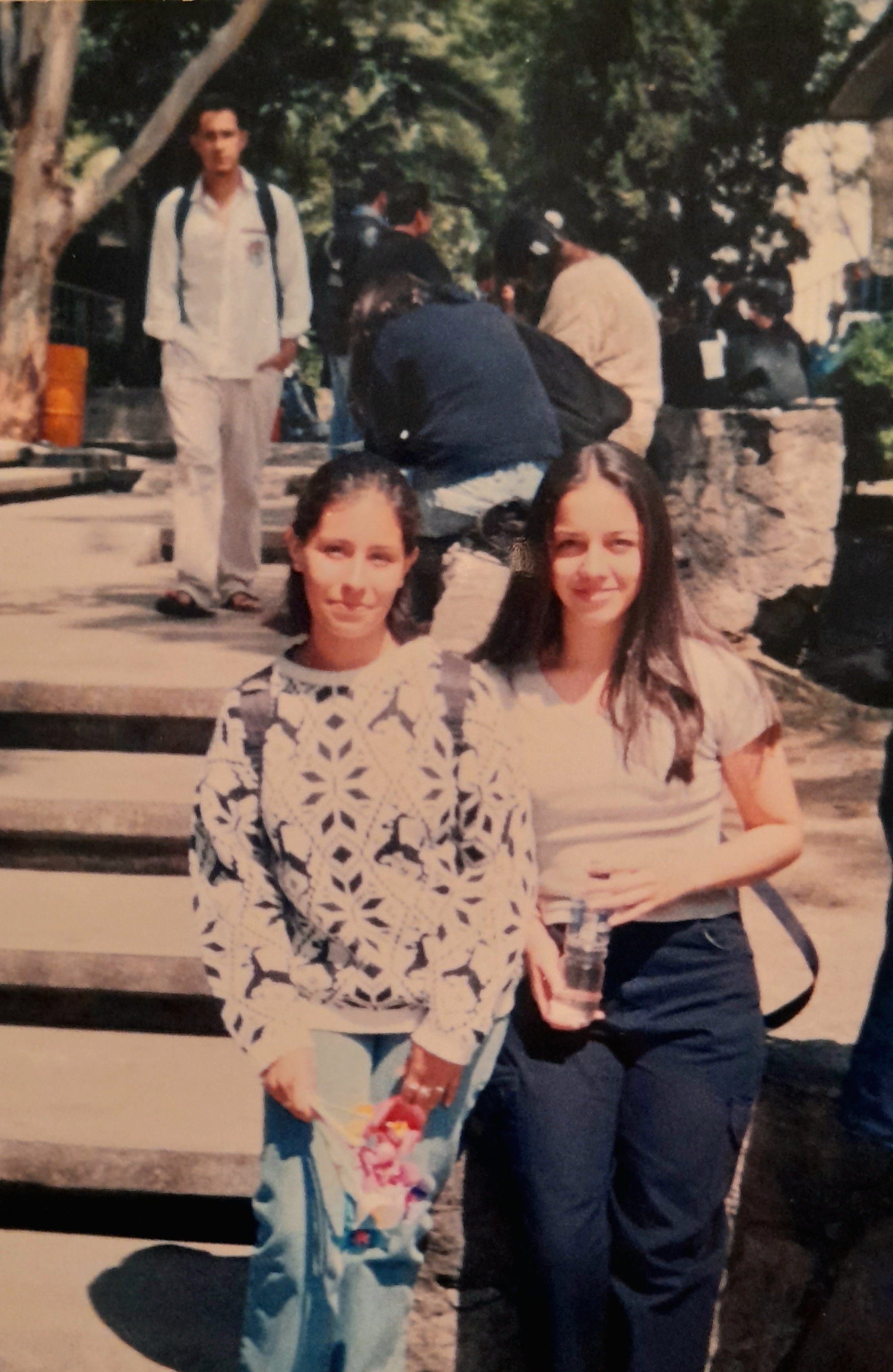 Maribel Villarreal y Adriana Ruiz, últimos días de la generación ‘98 en el CCH. Estaba en 6to a punto de salir. Esta generación salió hasta noviembre de 2000 porque debido a la huelga el calendario escolar se desfasó, noviembre 2000.