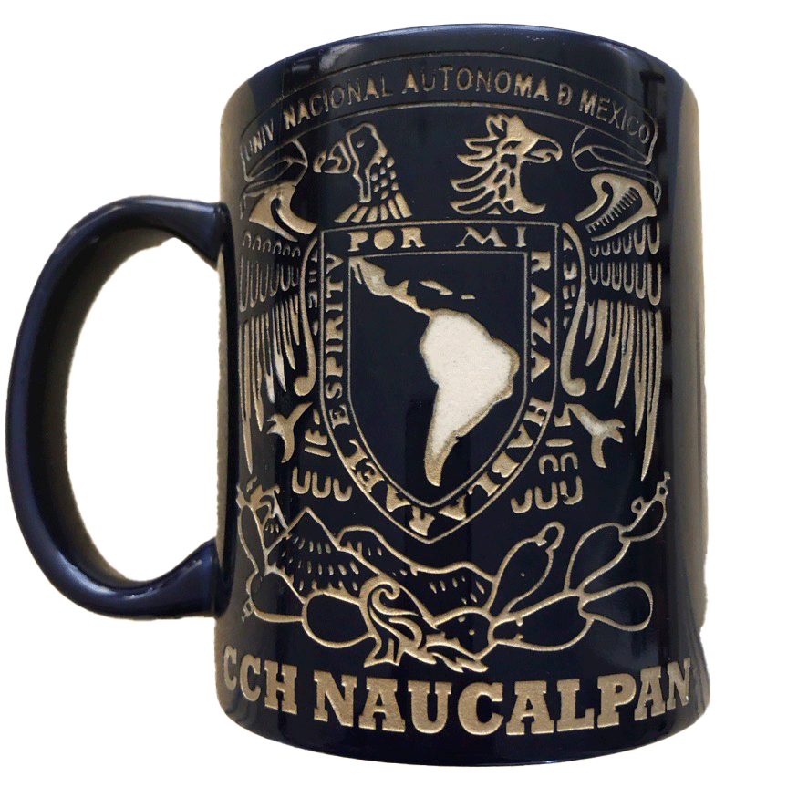 Taza de cerámica con el escudo de la UNAM en grabado. (c.a. 1989). regalo del día del maestro. Cerámica con pintura y grabado