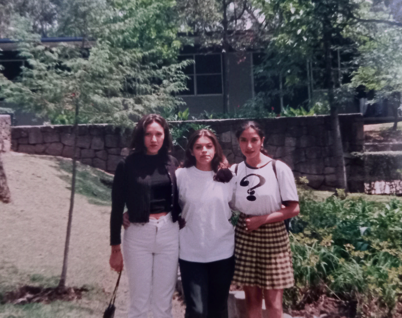 Amigas por siempre, Yessica González, Ivonne Villarreal y Azucena Hernández, a un lado de la explanada de Servicios Escolares, 1996. Ivonne Villarreal Ortega.