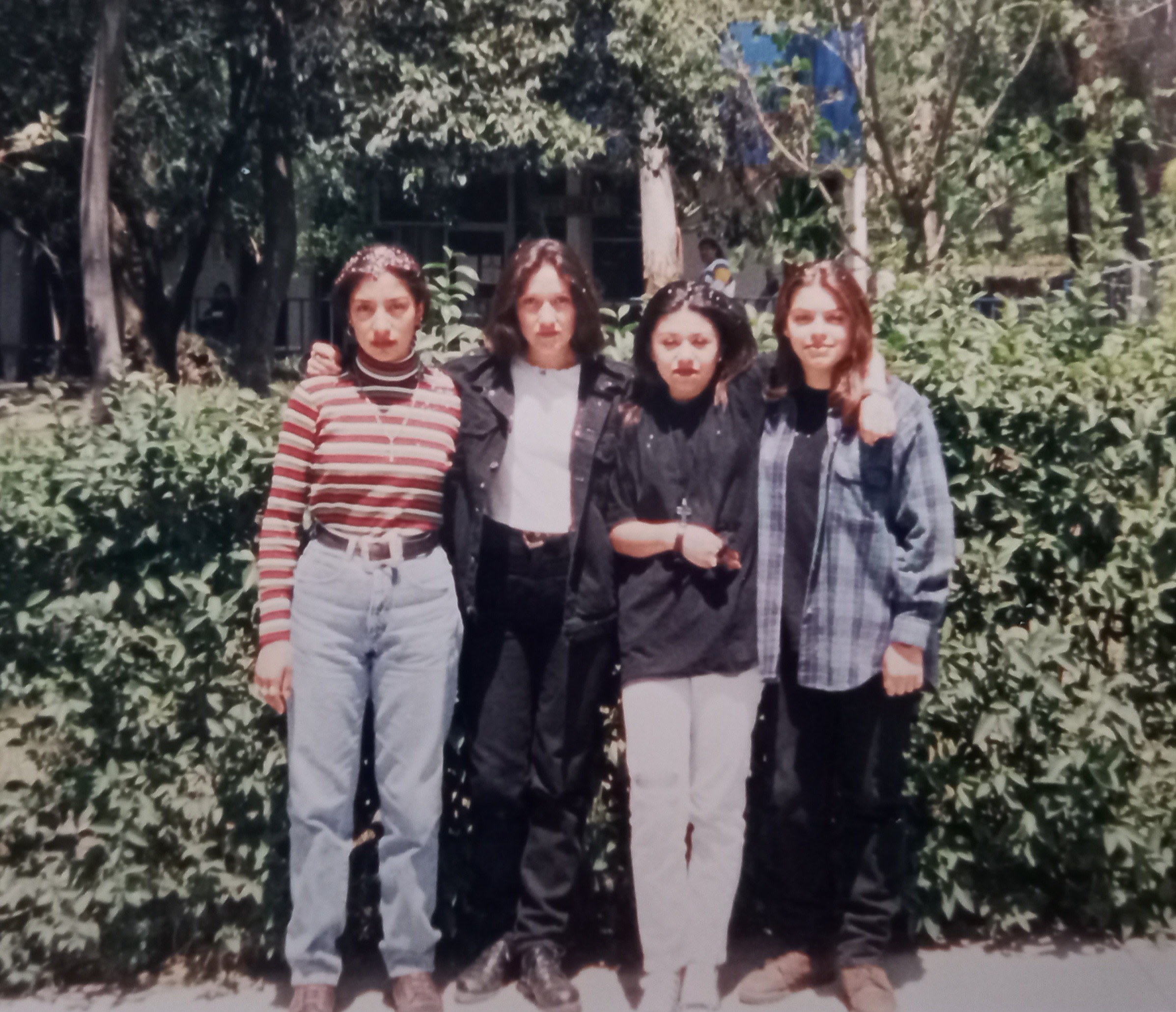 Amigas por siempre, Azucena Hernández, Yessica González, Claudia Morales e Ivonne Villarreal, festejando el cumpleaños de Claudia, por eso las cuatro tienen confeti en el cabello, 1996.