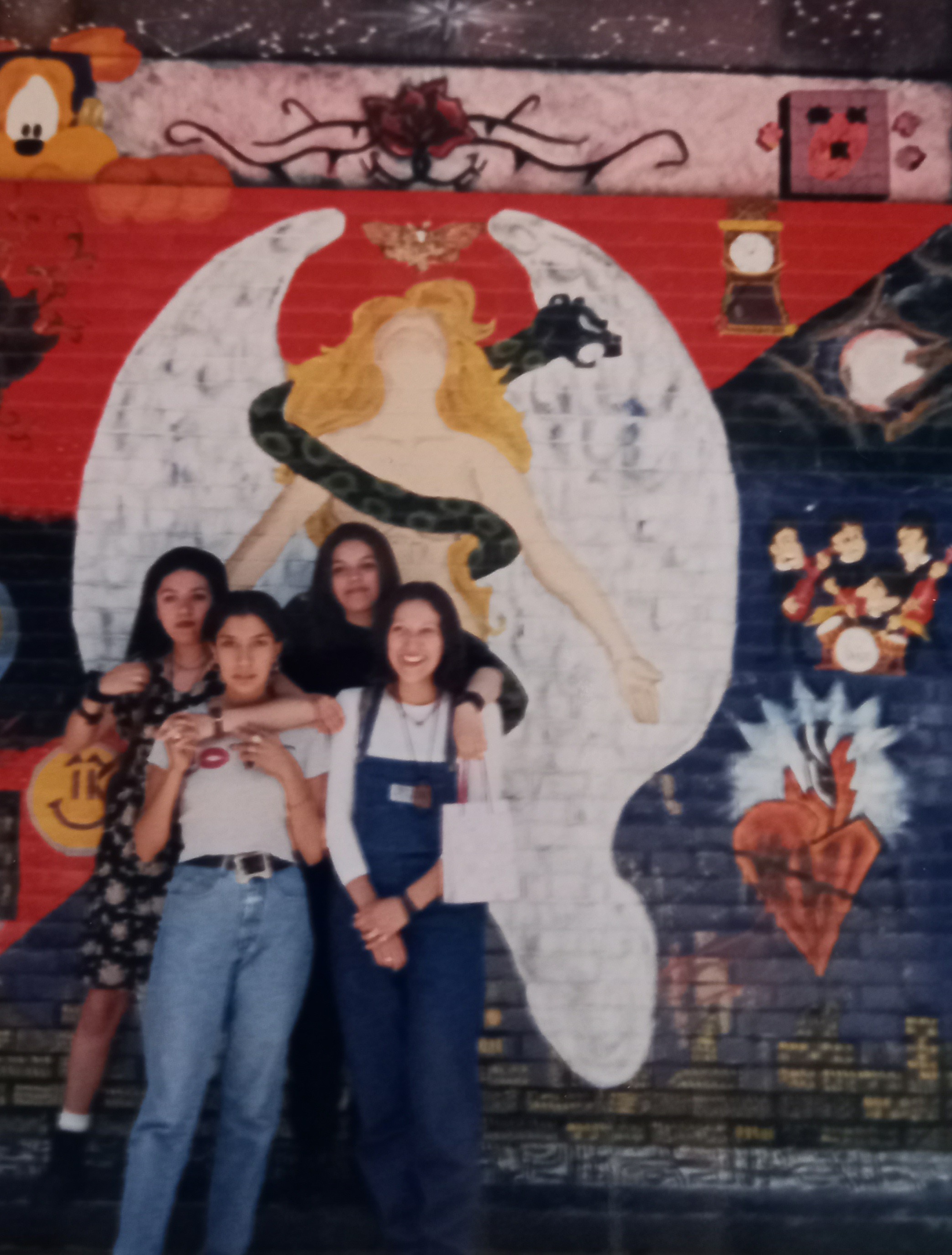 Amigas por siempre, Claudia Morales, Azucena Hernández, Ivonne Villarreal y Yessica González, en la explanada de 5tos, 1996.