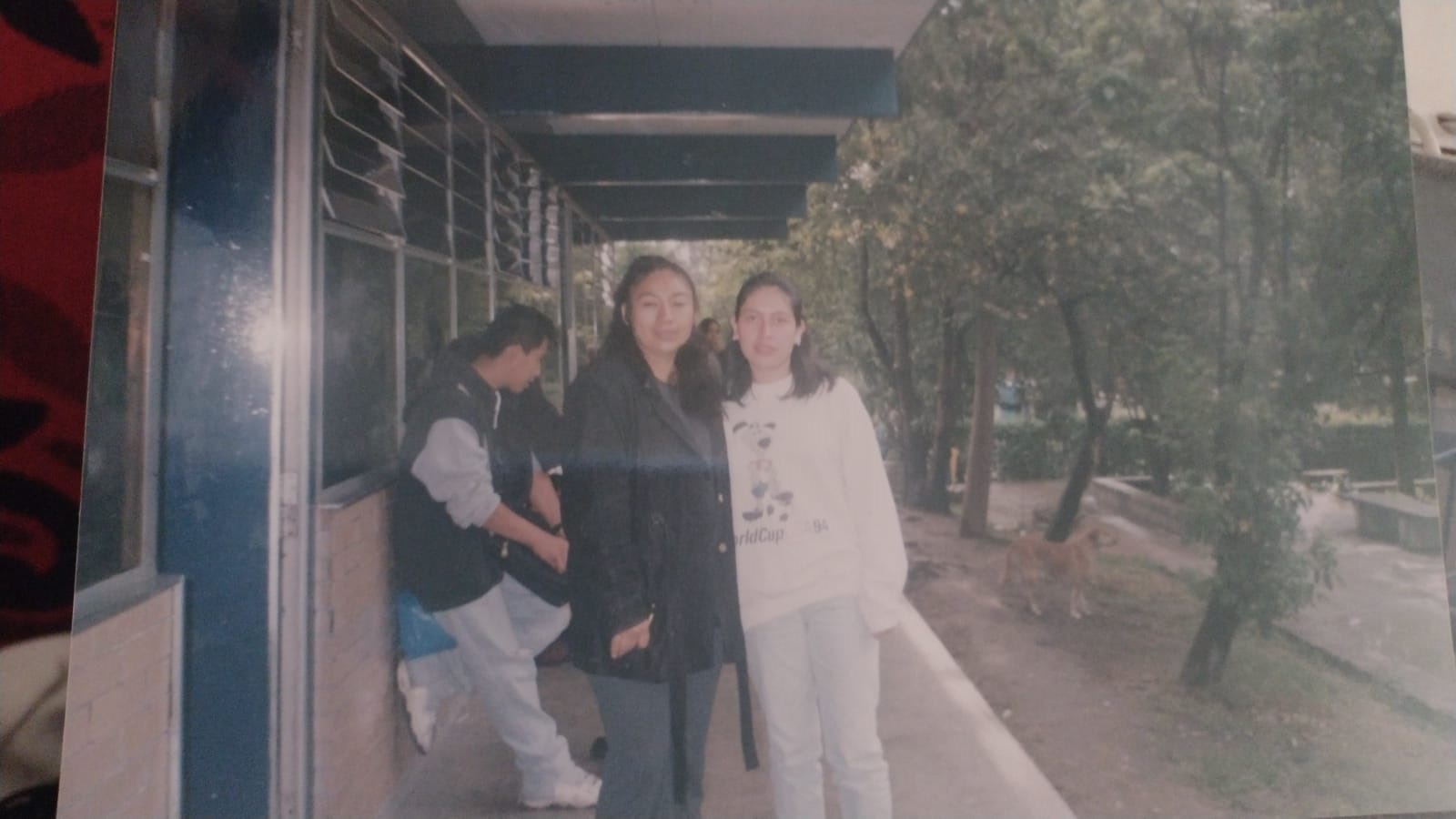 Alumnas en pasillos del Plantel Naucalpan.